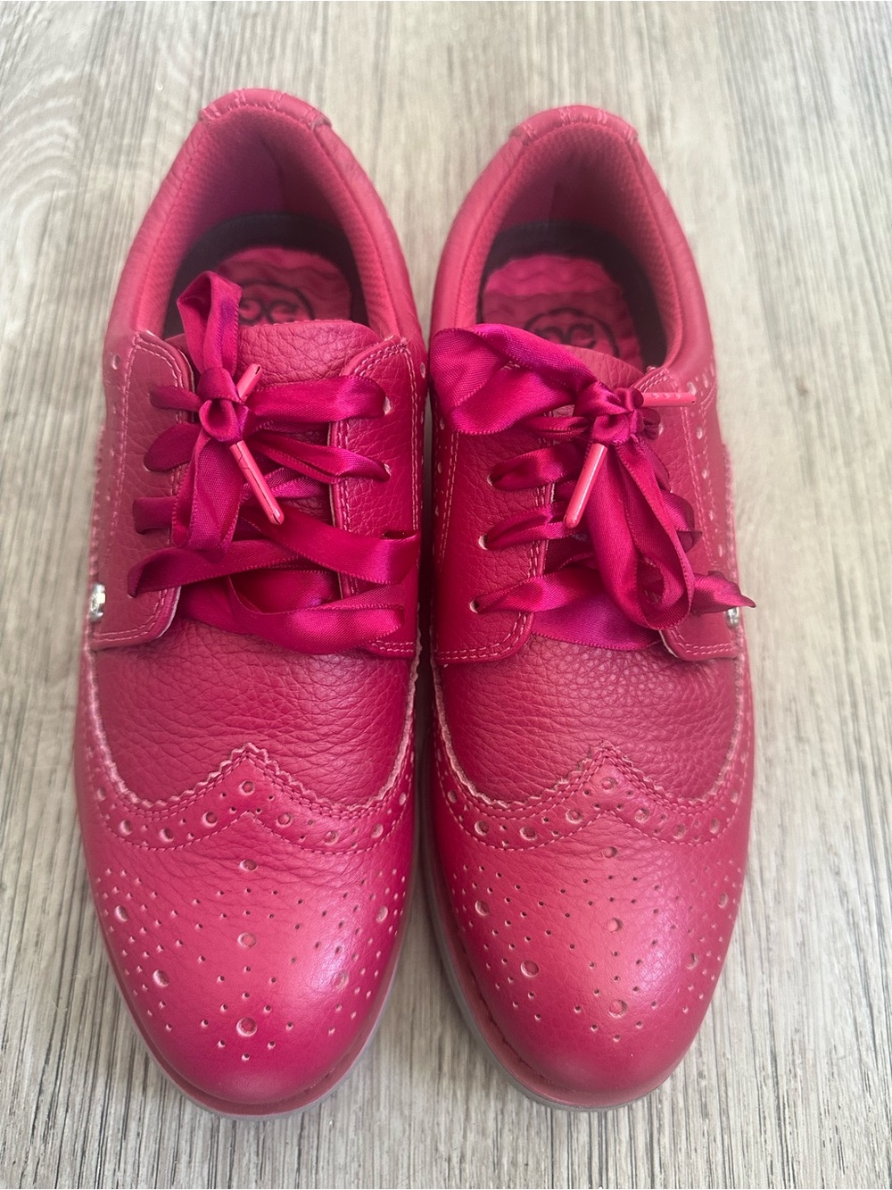 G/FORE Gallivanter Brogue Leather Golf Shoes
- Berry Pink - Size
